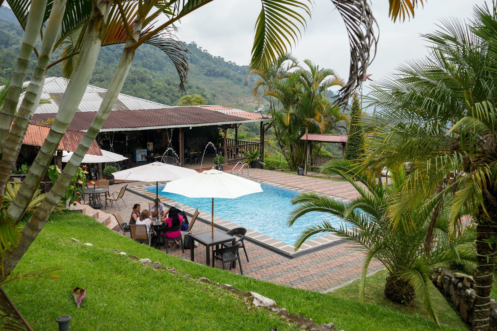 Piscina y entorno de La Finca Spa & Recepciones