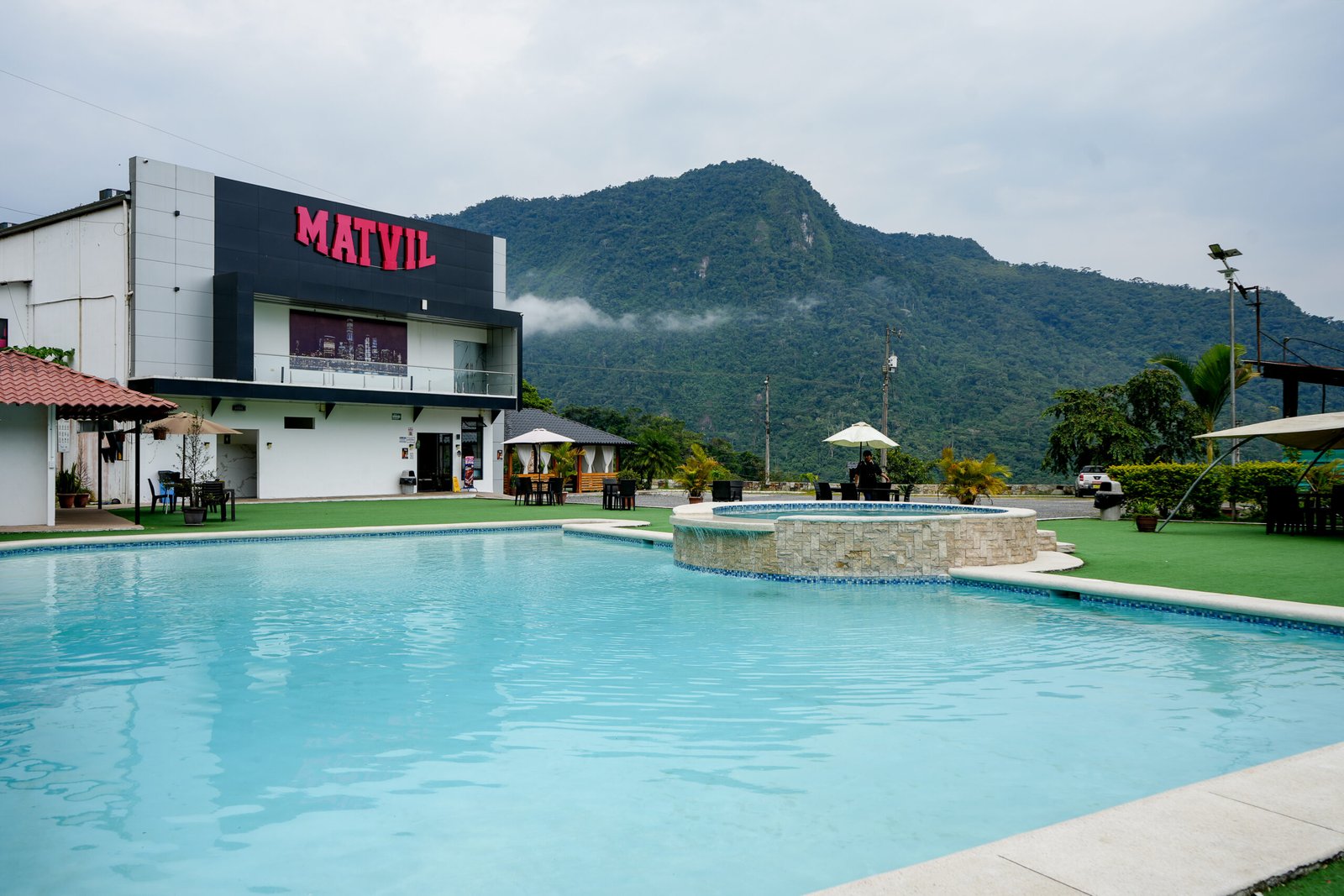Piscina y paisaje de Matvill en Limón Indanza