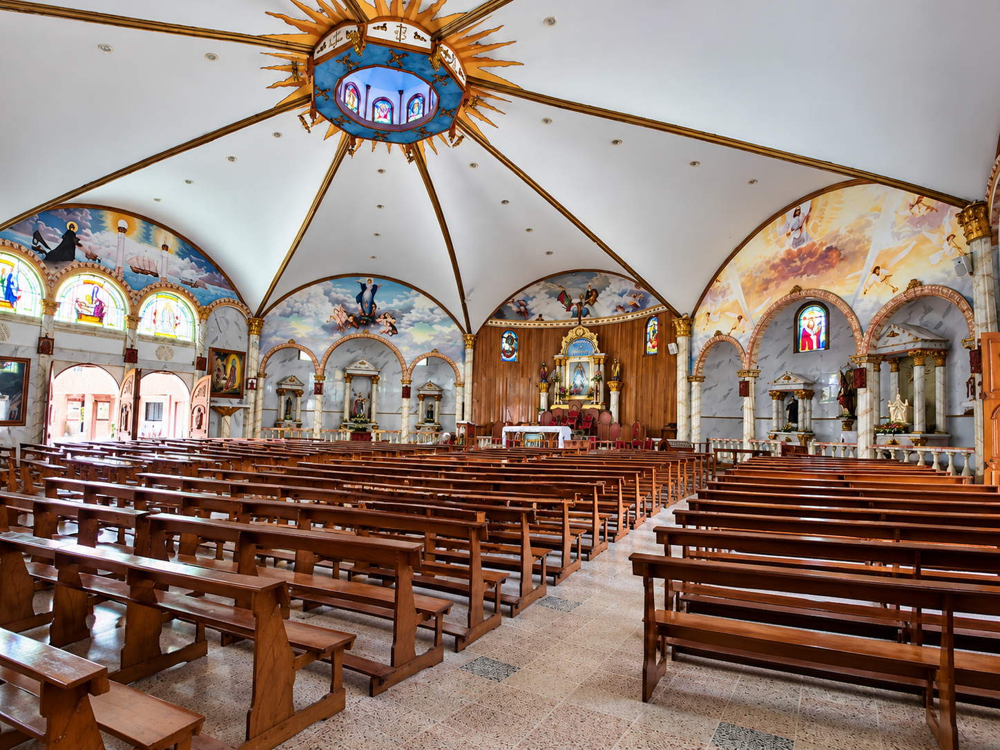 Interior del Santuario Nuestra Señora de Guadalupe - altares laterales