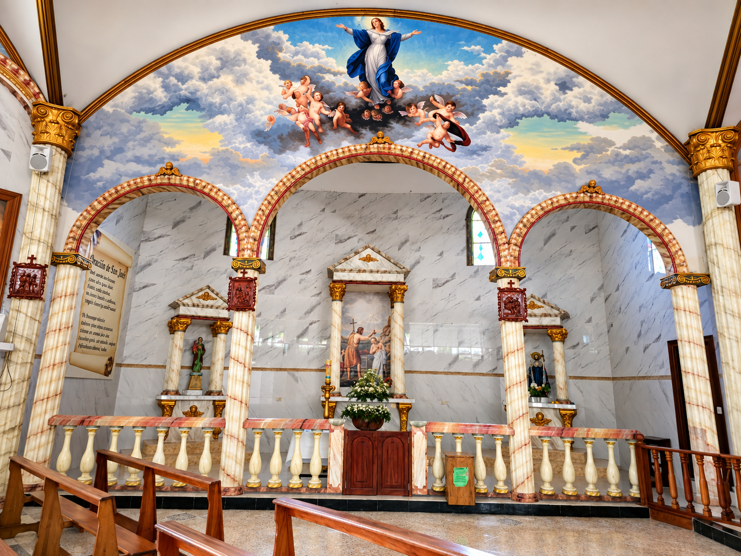 Interior y pintura religiosa del Santuario Nuestra Señora de Guadalupe