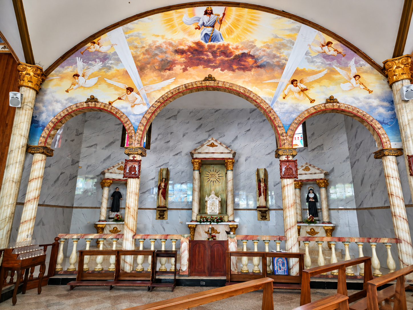 Arcos y decoración interior del Santuario Nuestra Señora de Guadalupe