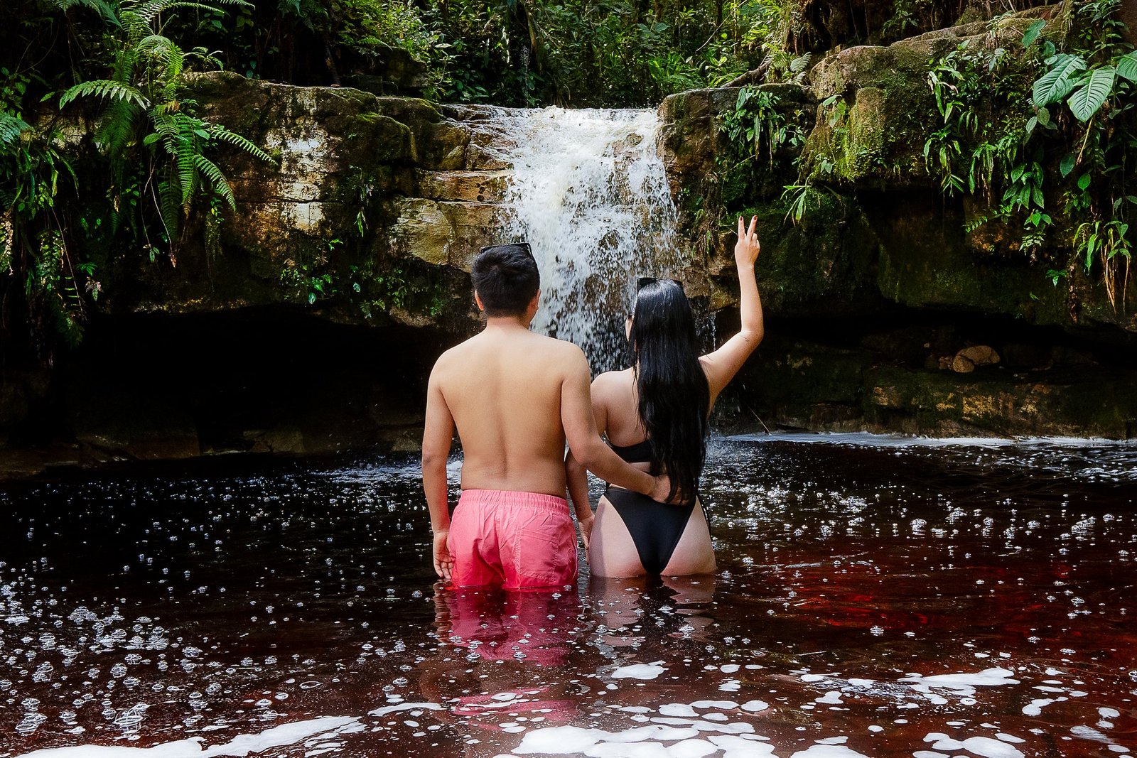 Pareja disfrutando un remanso en Cascadas Coloradas