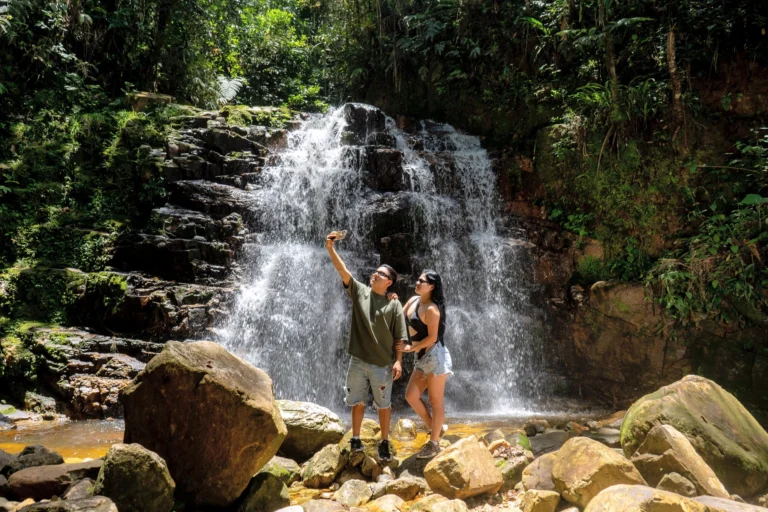 Pareja de visitantes frente a las Cascadas del Río Chiviaza