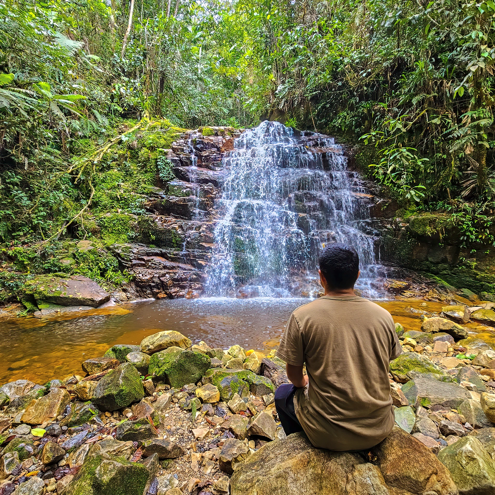 Visitante contemplando las Cascadas del Río Chiviaza
