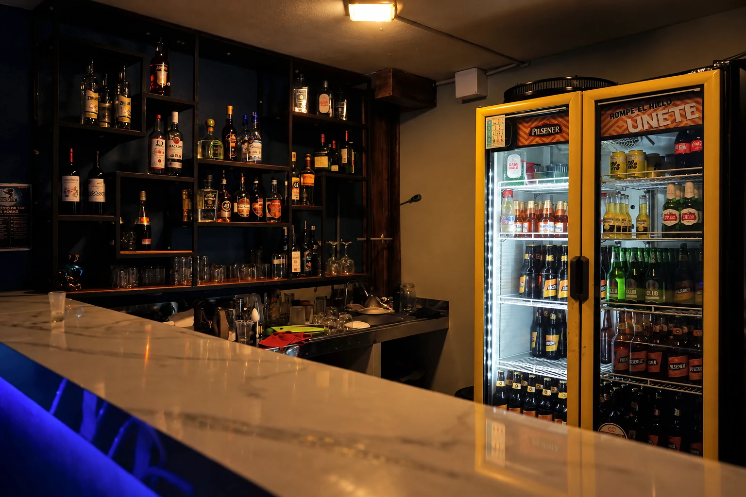 Barra de Alokate con botellas y área de bebidas