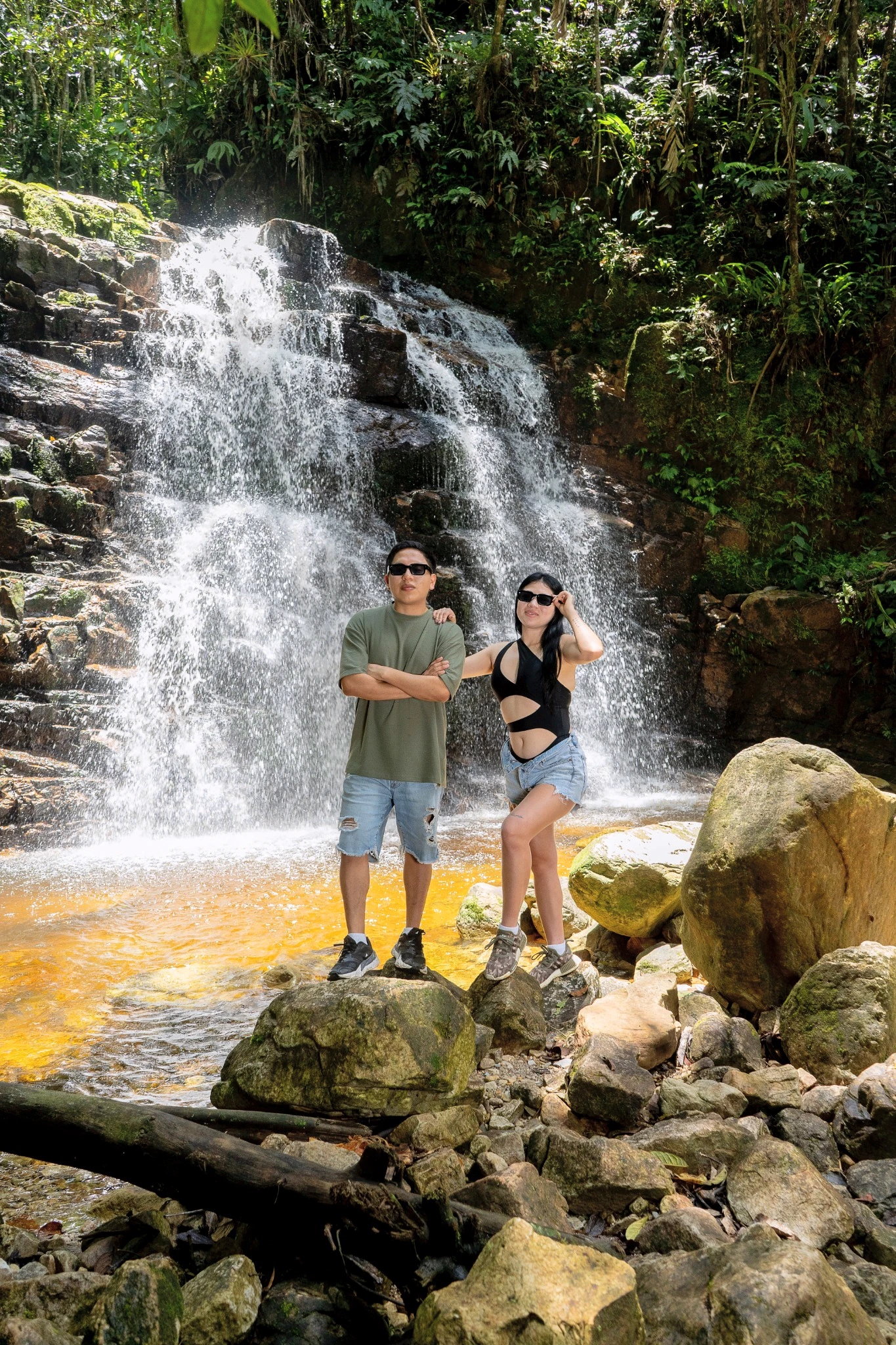 Pareja frente a las Cascadas del Río Chiviaza