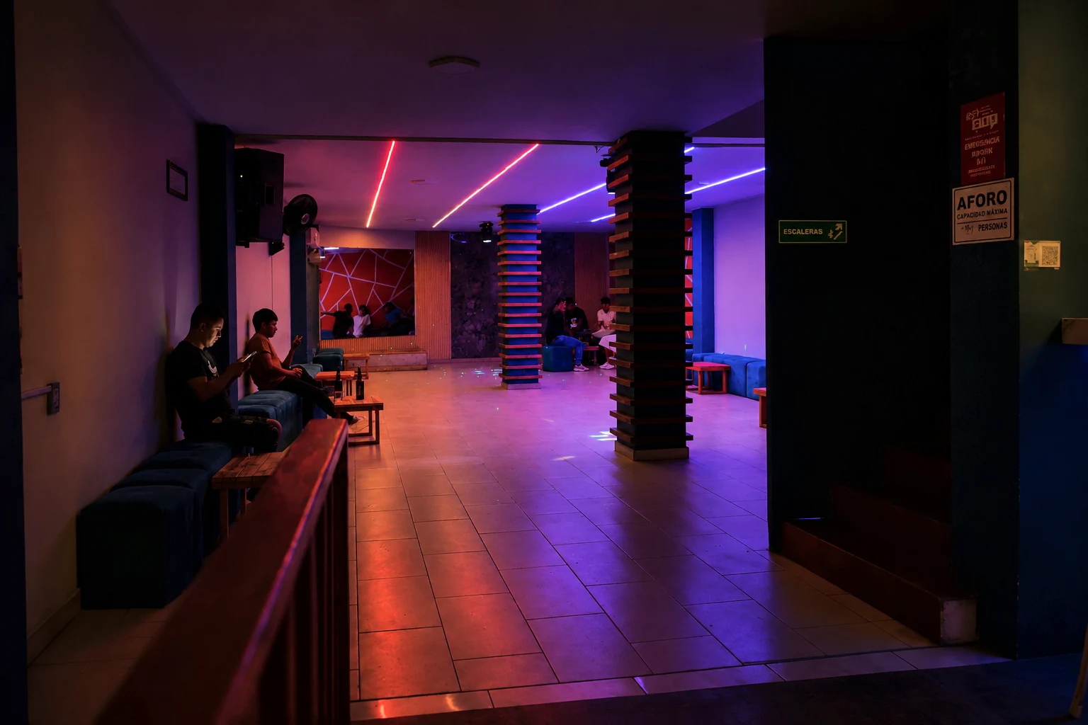 Salón interior de Alokate con iluminación neón