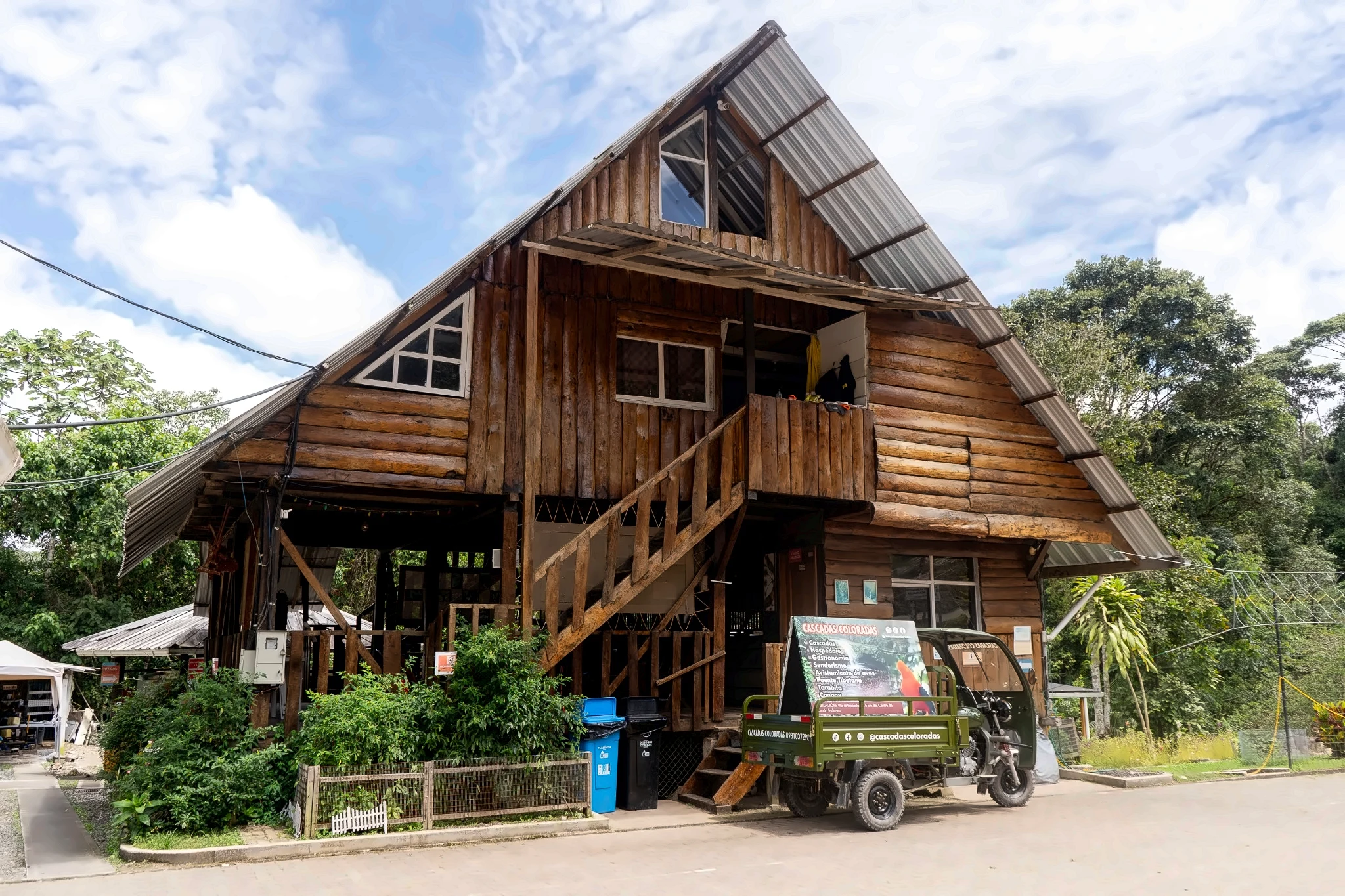 Fachada de cabaña de madera de Cascadas Coloradas Lodge