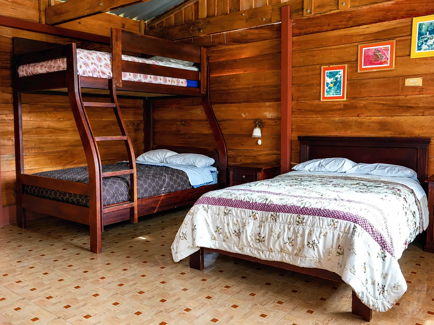Habitación de Cascadas Coloradas Lodge con litera y cama matrimonial