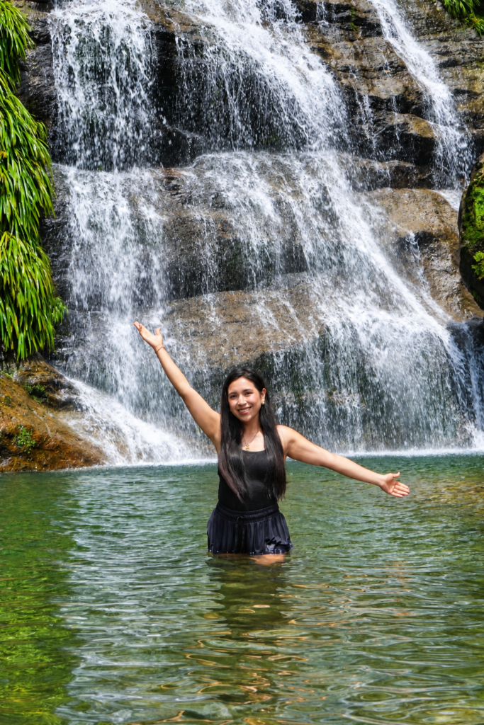 Visitante disfrutando del remanso natural frente a la Cascada Nanchikim