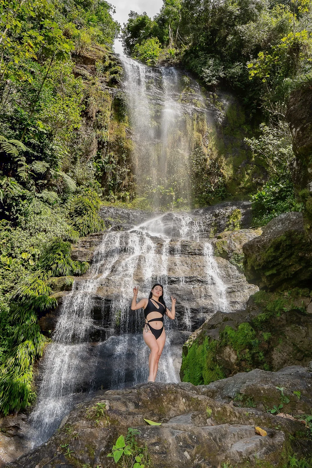 Visitante frente a la Cascada Nanchikim, Chiviaza, Limón Indanza