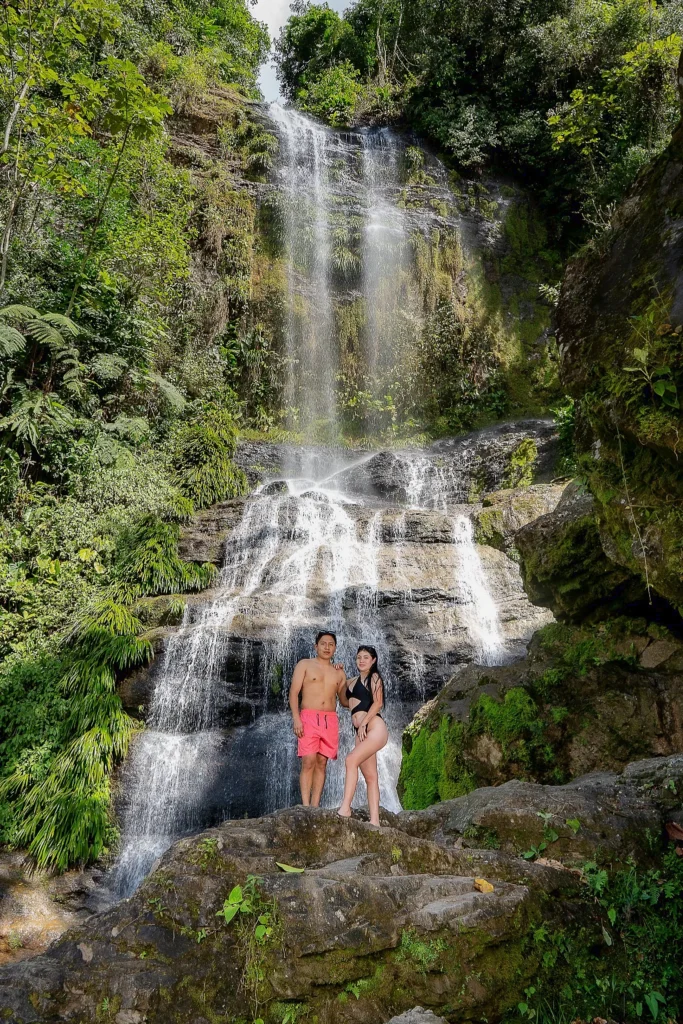 Pareja de visitantes frente a la Cascada Nanchikim