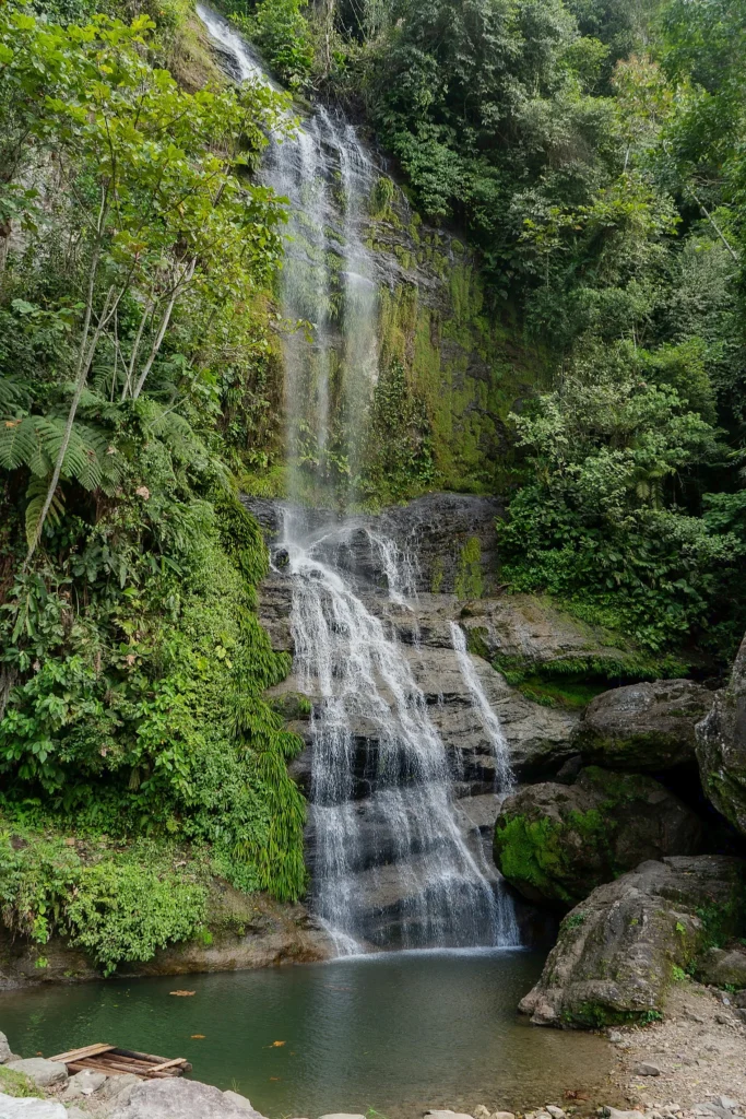 Vista completa de la Cascada Nanchikim y su remanso natural