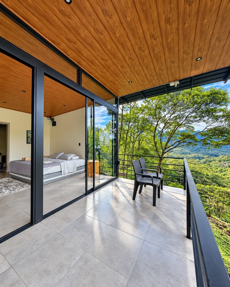 Terraza cubierta con vista al valle y acceso a la habitación