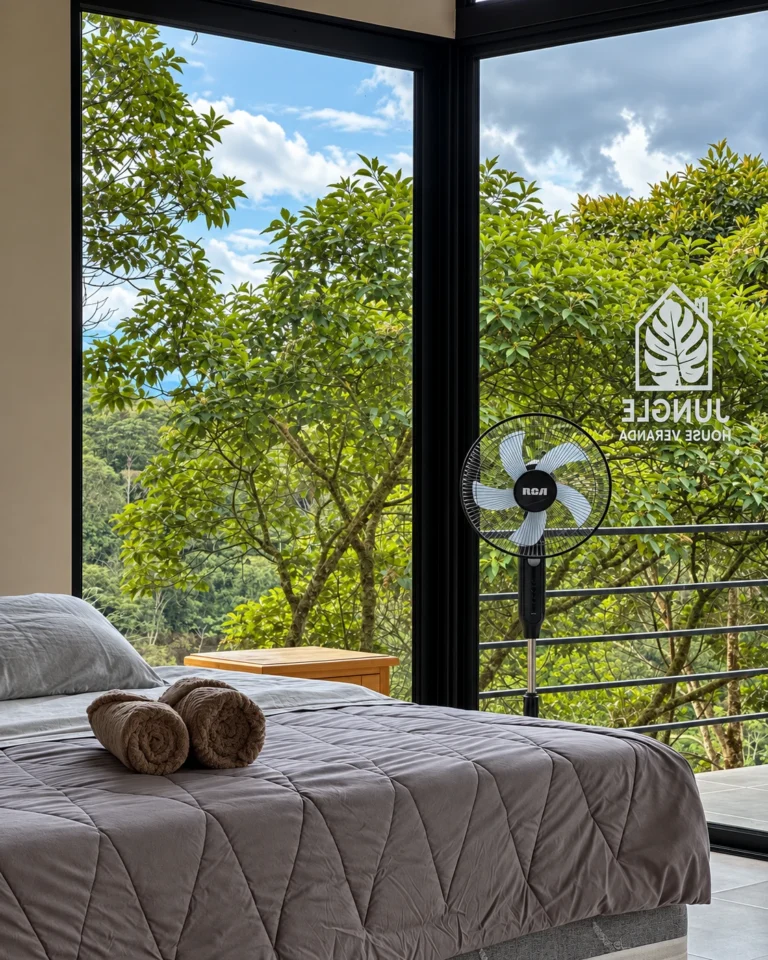 Habitación de Jungle House Veranda con ventanal hacia el bosque