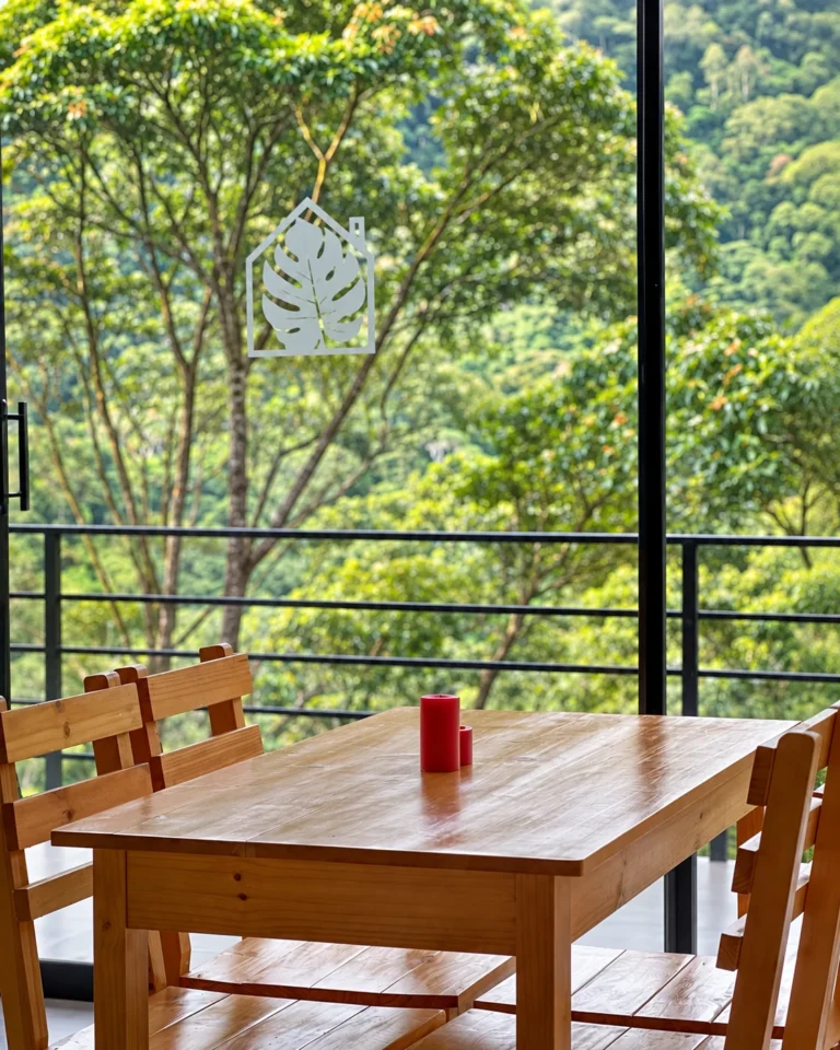 Comedor con vista directa a la vegetación amazónica