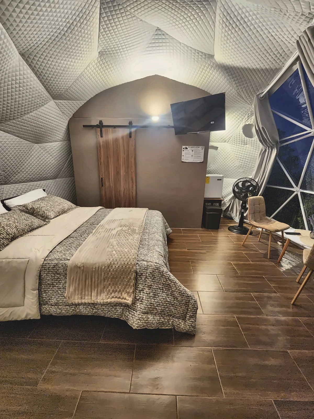 Interior nocturno del domo tipo glamping de La Finca Spa & Recepciones, habitación con cama y mobiliario