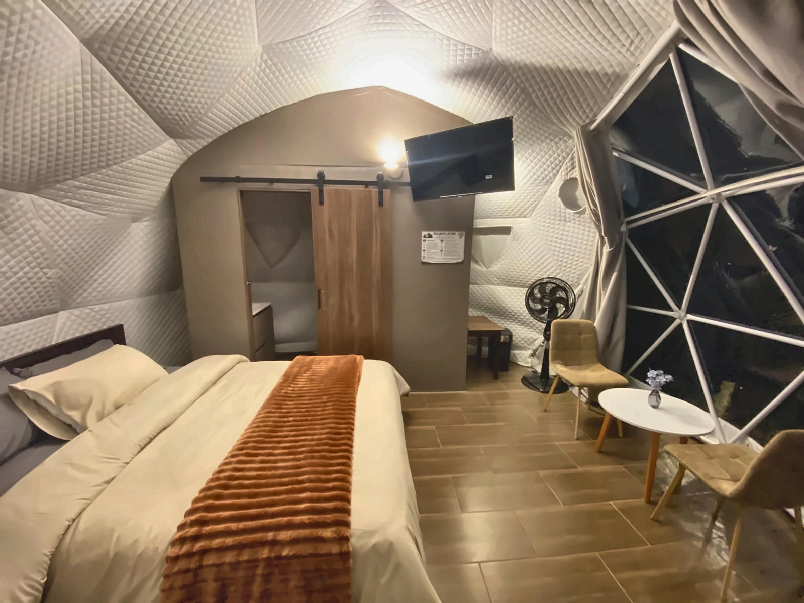 Domo de La Finca Spa & Recepciones de noche, habitación con cama y zona de estar