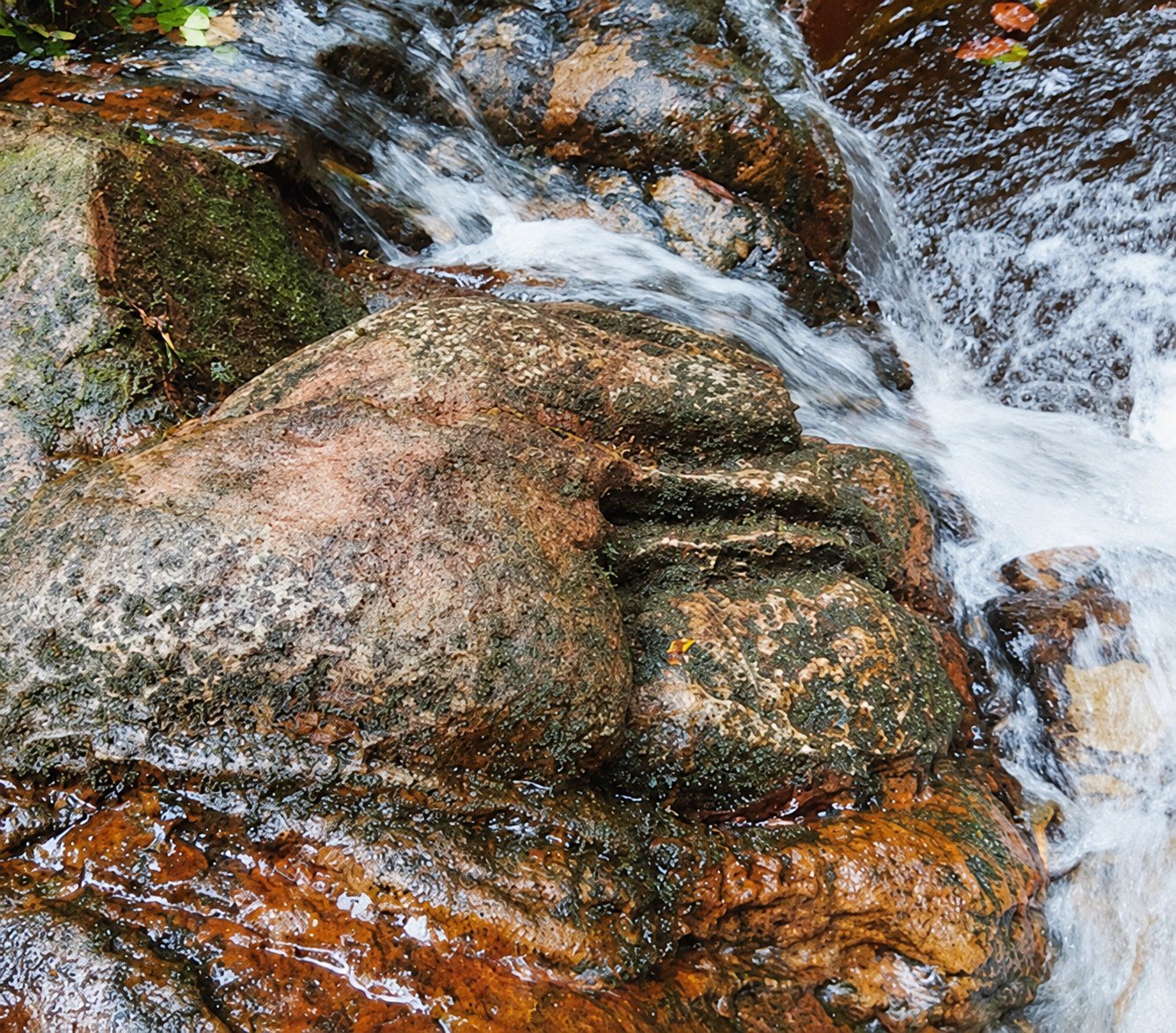 Formación rocosa La Mano con agua del río Singanguez