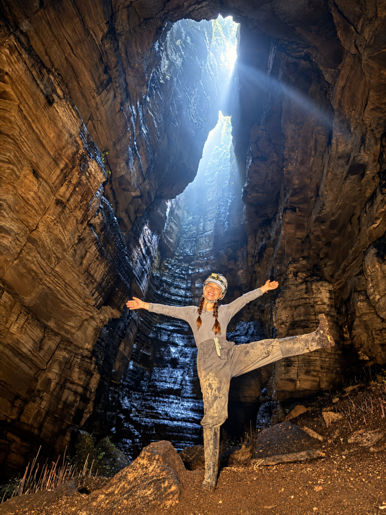 Excursionista celebra su aventura bajo la luz de la caverna