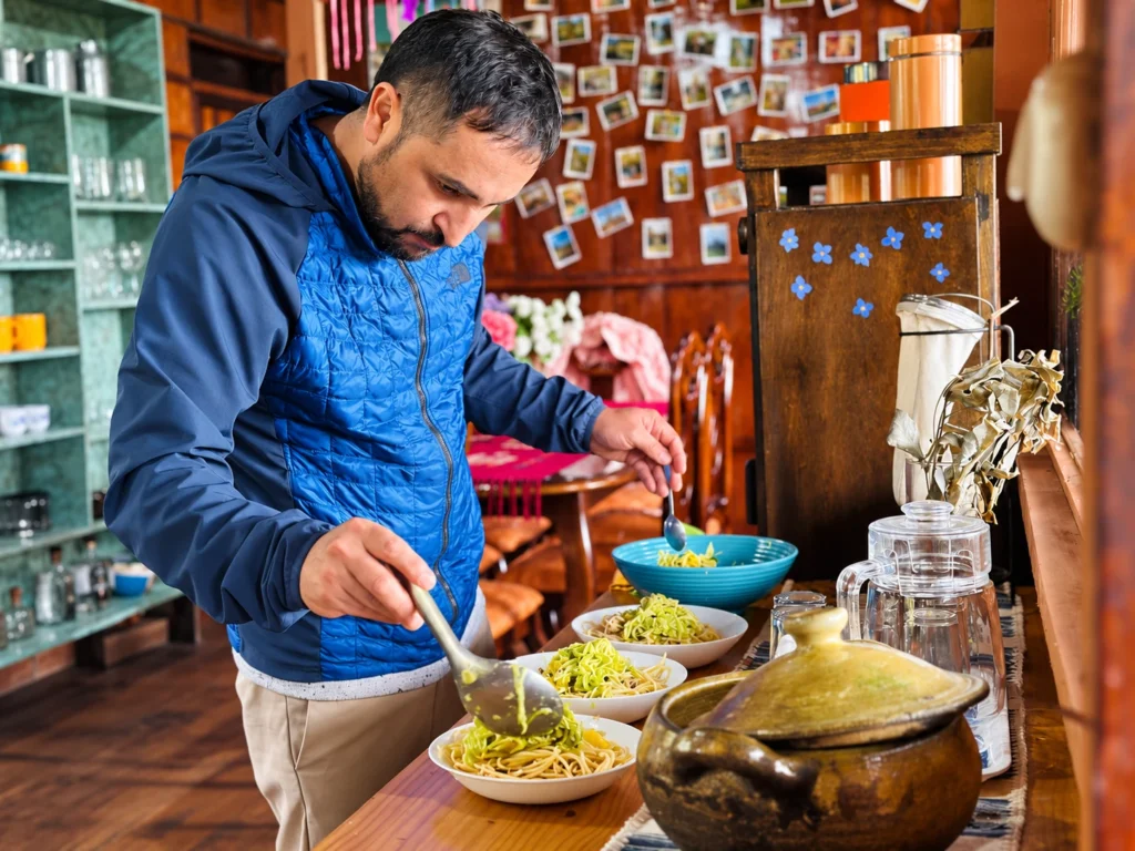 Preparación de alimentos en la cocina de Yajanua Centro Cultural